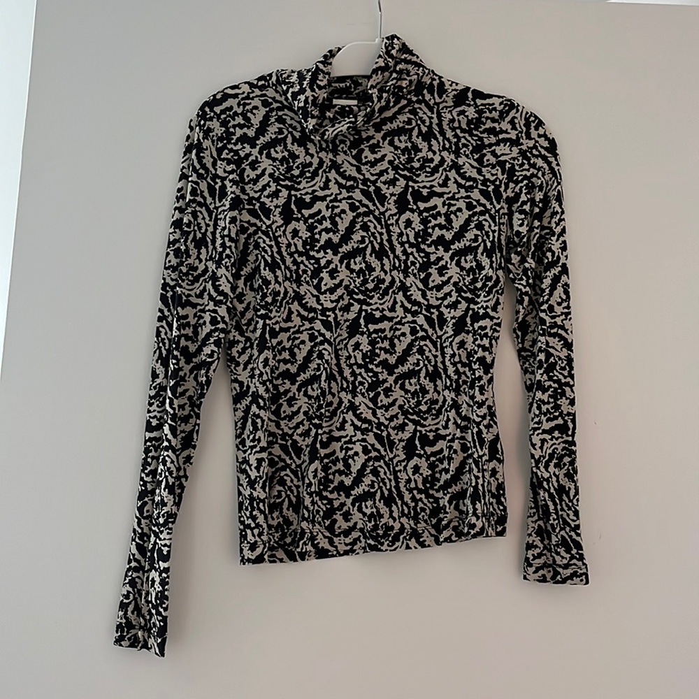 H&M black and cream printed lt weight turtle neck